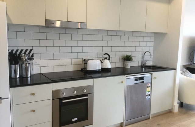 Self-contained one bedroom apartment - Kingston Foreshore on your doorstep