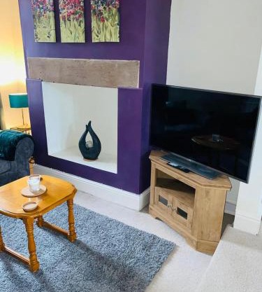 Selston House, 3 bedroom cosy cottage Home for up to 6 Guests, Cul-de-sac on Private road