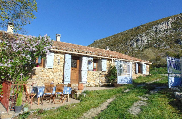 Separated studio on a fenced lot entering the Gorges du Verdon