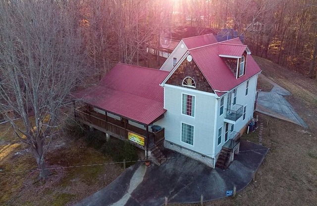 Serene 4 Bedrooms home ON quiet 10 acres 11 beds.n