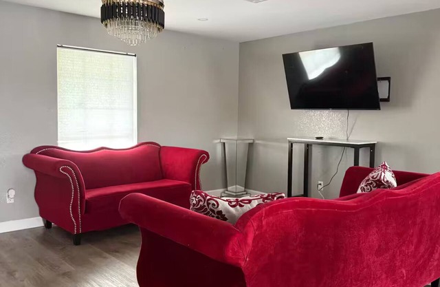 Serene 5-bedroom house with AC in vibrant Houston