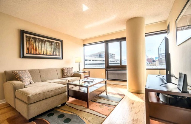 Serene Apt Downtown Near Shops