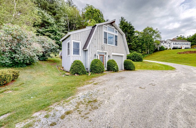 Serene dog-friendly guest house with mountain views, fireplace, & firepit