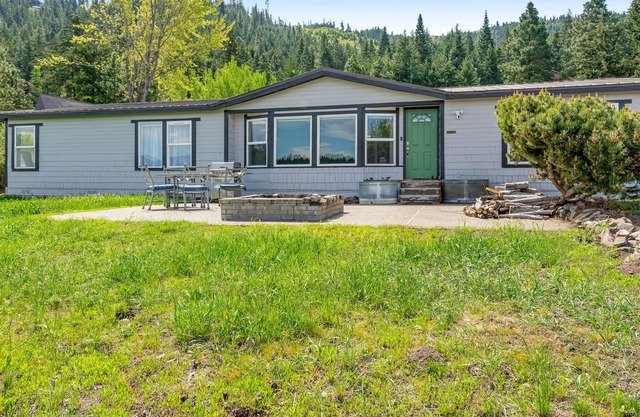 Serene dog-friendly mountain house with fireplace, amazing view, & washer/dryer
