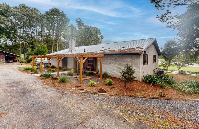 Serene Farm House with Expansive Land, Hot tub and Peaceful Pond Views