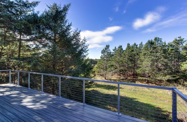 Serene home with entertainment, full kitchen & easy beach access