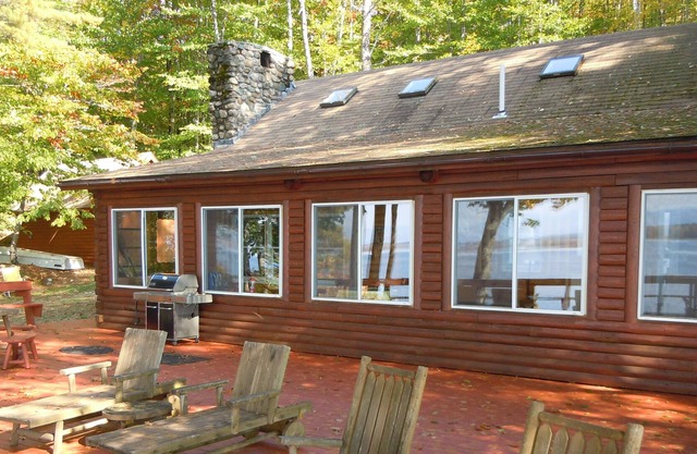 Serene Kezar Pond Log Home ,Gorgeous Sunsets Mountain Views!