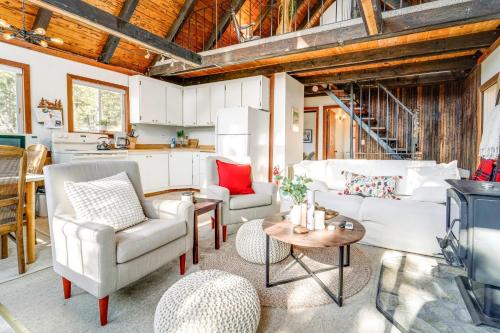 Serene Lakes Cabin with Deck Dog Friendly!