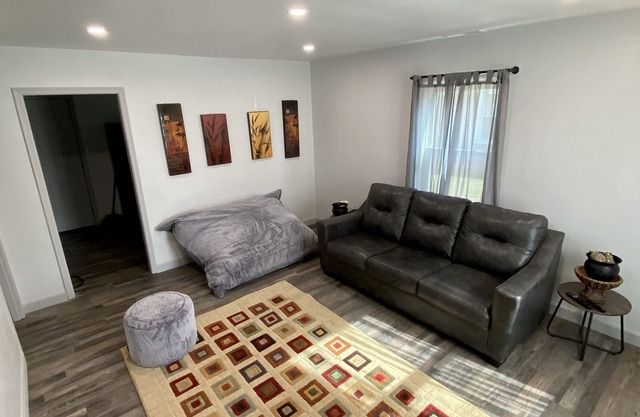 Serene & Modern | 5★ Location, ♛Queen Bed, Parking