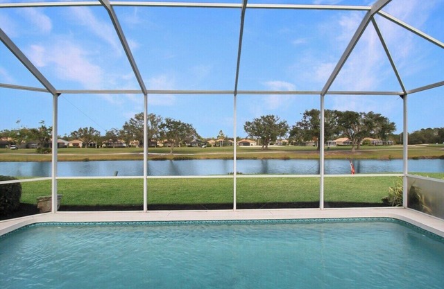 Serene pool home in the exclusive Heritage Oaks Golf & Country Club - Oak Water Escape