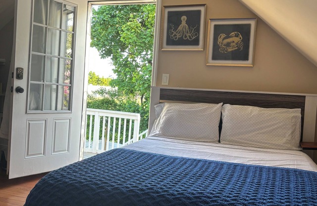 "Serene Retreat near JFK: Private Balcony, Yard, and Pool Access"