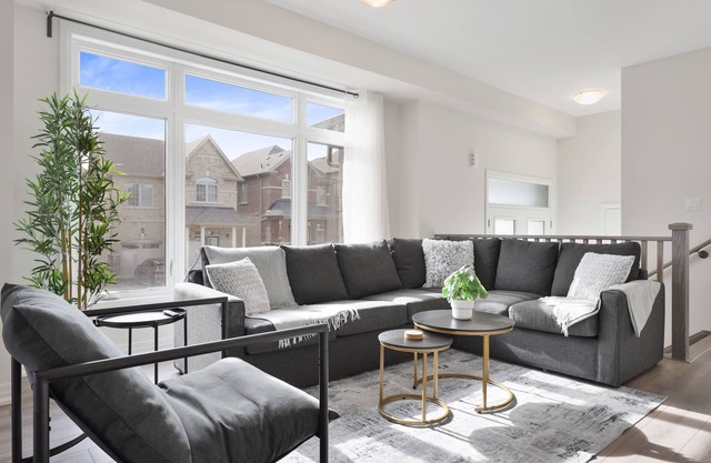 Serene Stays - Pickering (5 Beds, 2.5 Baths, 4 Parking)