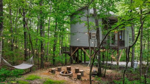 Serenity Escape Treehouse on 14 acres near Little River Canyon