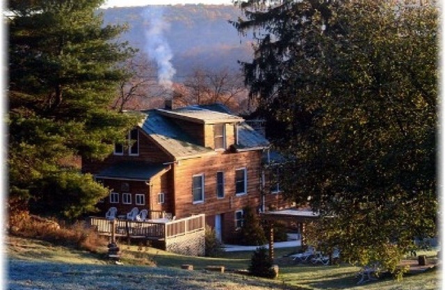Serenity Falls Charming home w/stone wood fireplace. Close to 7 Springs Resort