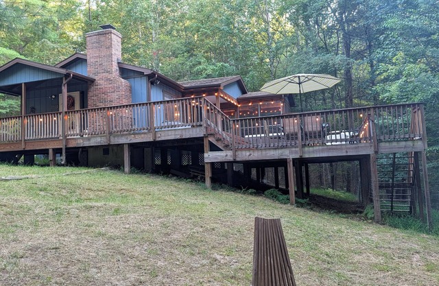 Serenity Haven - dog-friendly cabin with grill, hot tub, firepit