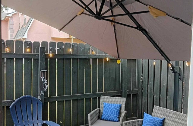 Serenity Landing - 5 Minutes to Airport - Sleeps 6