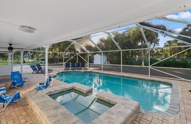 Serenity of West Palm Beach - 5 bed 4 bath Heated Pool and Hot Tub - 3 mi PBI