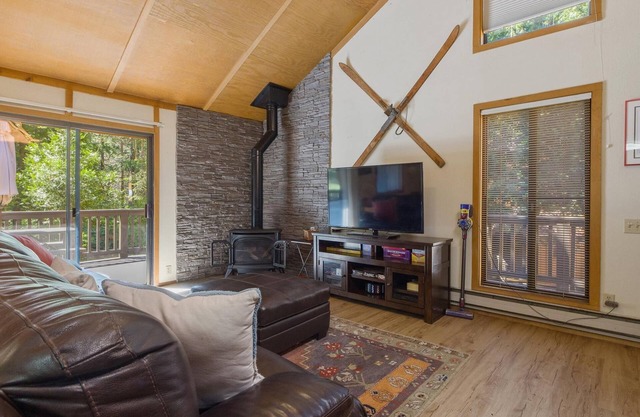 Serenity Townhouse: Mountain Views, Pool &Hot Tub