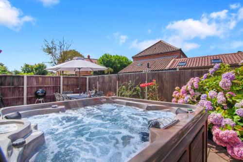 Seven Space - Sandpit Cottage, 3 Bed Stay with Hot Tub