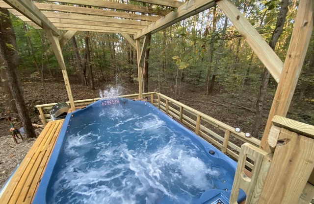 Shaded Log Cabin Swim Spa- 2 miles Lake Entrance, New Distillery Pet Friendly