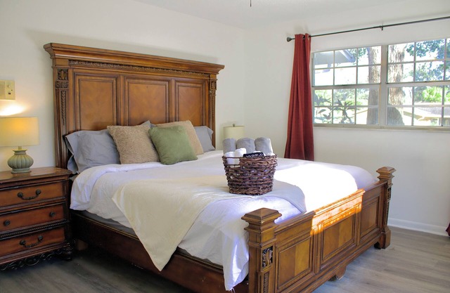 SHADOW WOOD - King Size Private Suite Sleeps 4, Near Universal, I-Drive, Disney