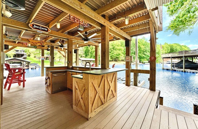 Shady Shoals - Lakefront; Quiet Cove; Huge Dock; Pool Table; Walk to State park