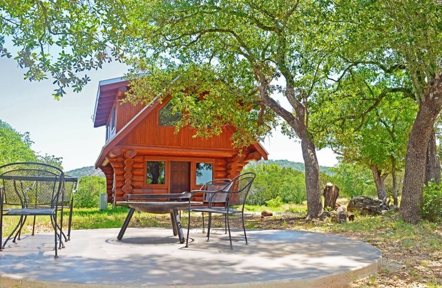 Shadyside: Scenic Escape with Lake Views Awaits!