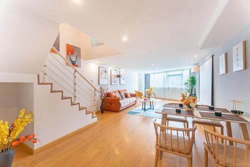 Shanghai Hills & Freshly Home Loft Retreat with 17&2 Line Access near NECC