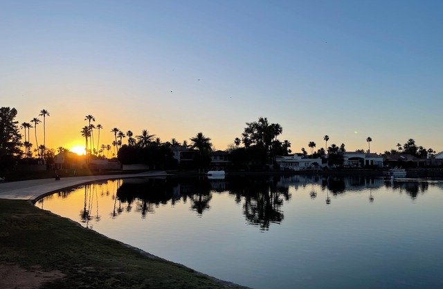 Sharply decorated 2-bedroom condo with great views in lovely Scottsdale