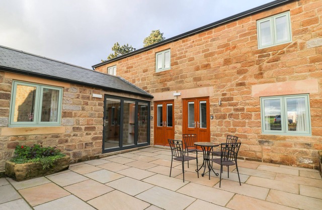 SHEPHERD'S CROOK, pet friendly, luxury holiday cottage in Spofforth
