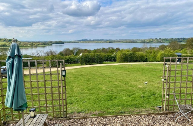 Shepherd's Hut With Wood-Fired Hot Tub And Epic Views Over Rutland Water