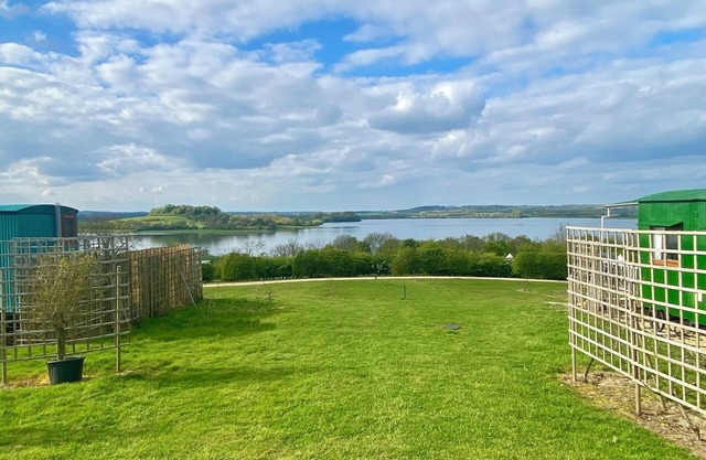 Shepherd's Hut With Wood-Fired Hot Tub And Epic Views Over Rutland Water