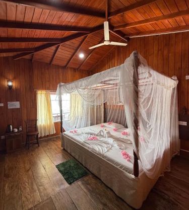 Shiny Lakeside Resort