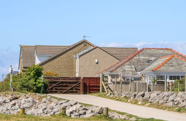 SHOREFIELDS ONE, pet friendly, country holiday cottage in Heysham