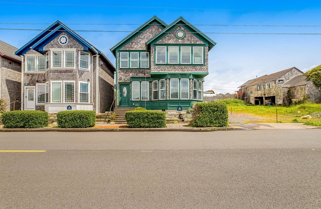 Side-by-side ocean-view homes with hot tubs & fireplaces - 1 block to beach