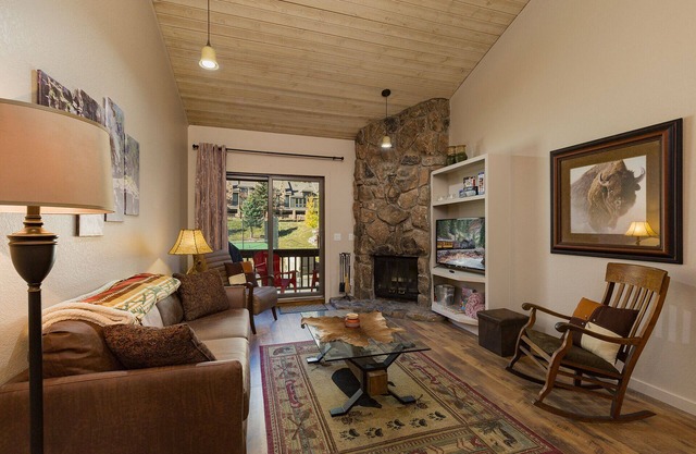 Silver Vista at Cascade (#364) | Near Ski w/Shuttle - Pool - End Unit - Deck