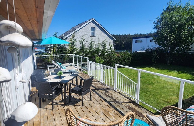 Simple & Peaceful at Little House Nanaimo- only 3 mins to the Ocean!