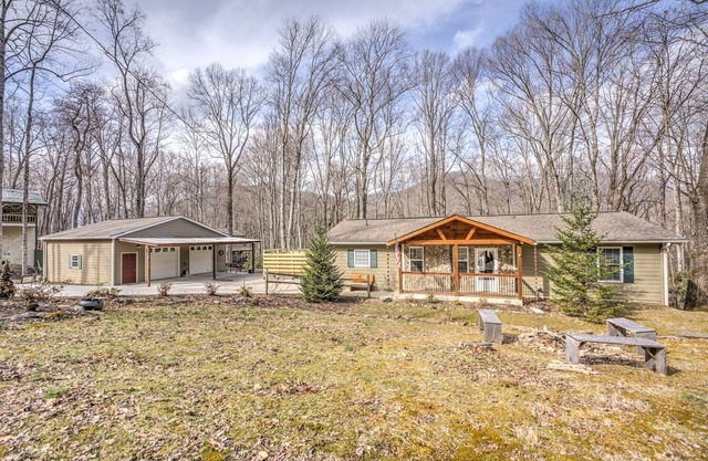 Single Level Living with Hot tub, Fire Pit, Heart of Maggie Valley