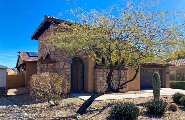 Single-level mountain view retreat with fenced yard, washer/dryer, & AC