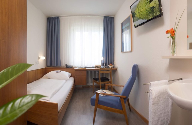 Single room with en-suite bathroom/WC Category D