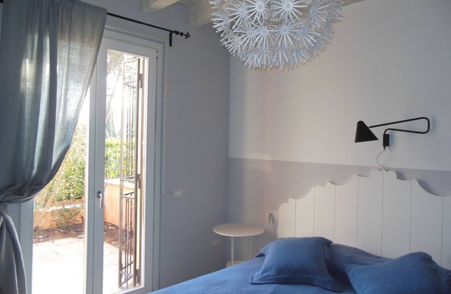 Sirmione 'villa Lucrezia' holiday apartment with swimming pool near Terme Virgilio