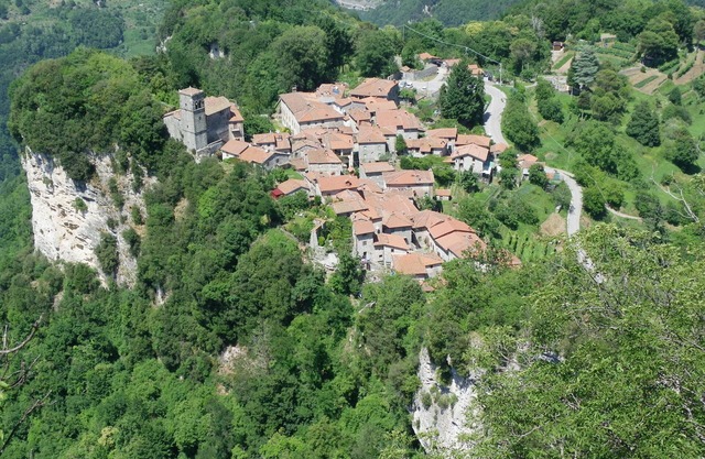 Situated in an authentic Tuscan hilltop village,n