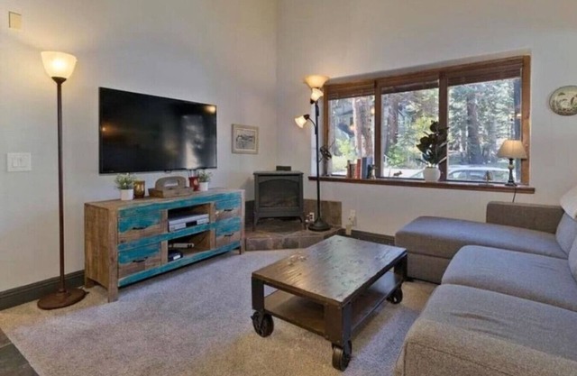 Ski Cabin - Steps to Mammoth Village!