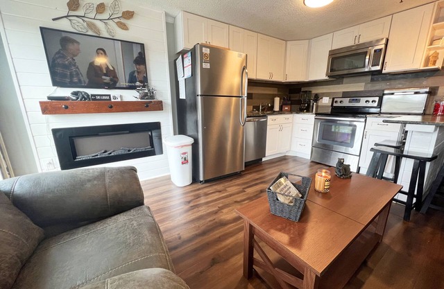 Ski In/Out - 2 Queen Bedrooms + 2 Bunk Beds - Perfect for families with kids