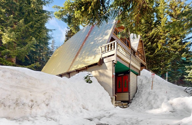 Ski-in/out A-frame duplex with deck, woodstove & firepit