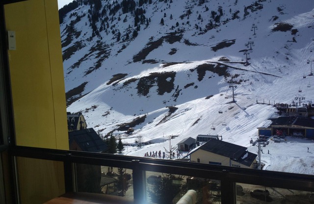 Ski-in/Ski-out Apartment with Garage in Aisa