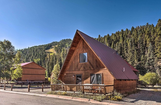 Ski-In/Ski-Out Red River Cabin w/Mtn Views!