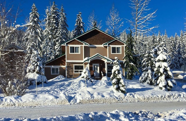 Ski-in/ski-out home with fireplace & 2-car garage - dog-friendly