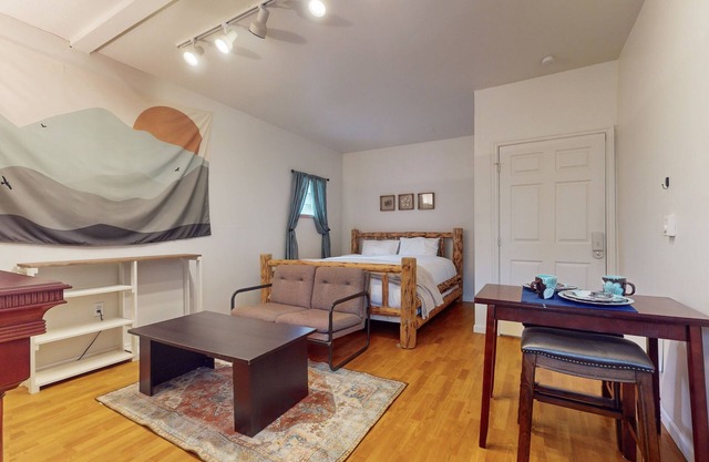 Ski side studio unit with fireplace, desk/chair and Wifi