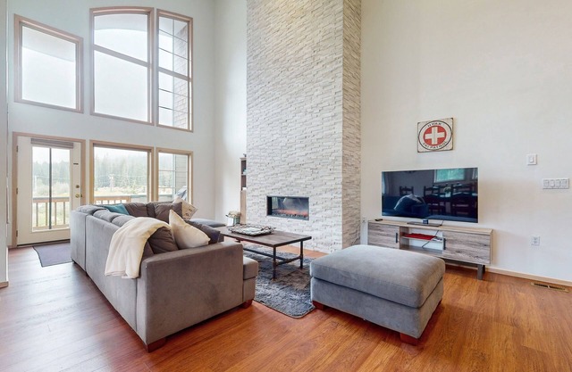 Ski view dog-friendly house with dedicated workspace, Wifi, deck and gas grill